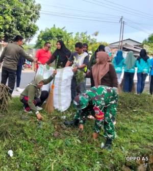 Babinsa Desa Seran Bersama Warga dan AGR Gelar Gotong Royong di Jalan Utama Desa