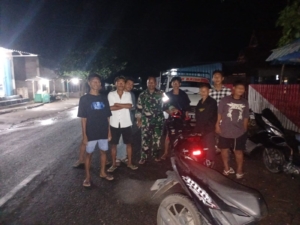 Babinsa Koramil Hu’u Gelar Patroli Ronda Malam di Desa Daha