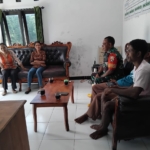 Babinsa Taloetan Bahas PIP Bersama Guru Dan Warga Desa