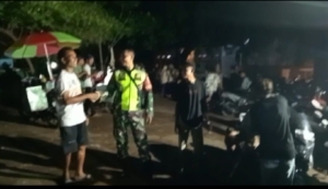 ‎Babinsa Sambelia Patroli Malam di Desa Dadap, Ajak Warga Jaga Kamtibmas