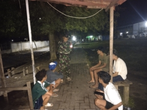 Babinsa Karijawa Laksanakan Ronda Malam, Imbau Pelajar Hindari Begadang