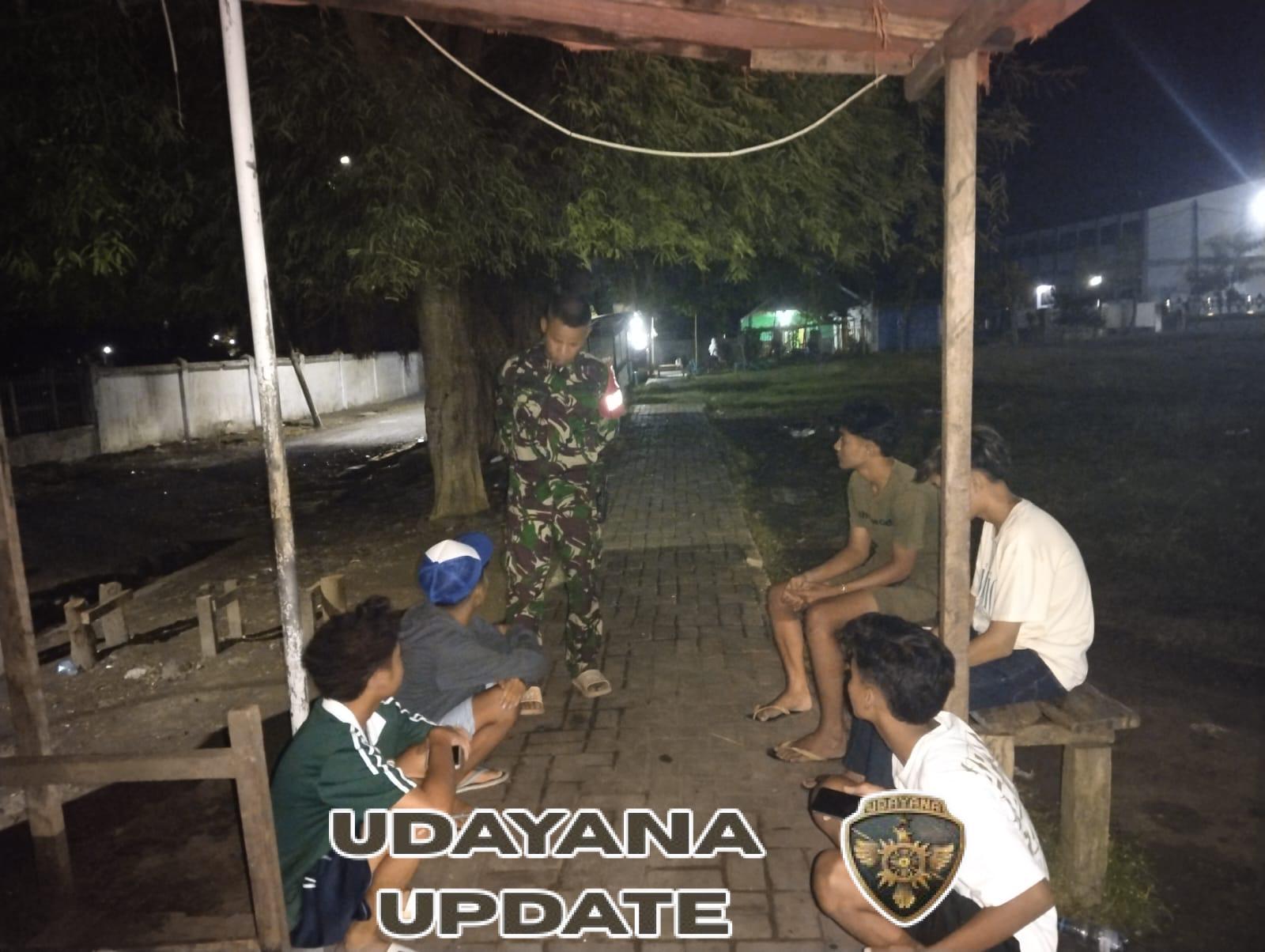 Babinsa Karijawa Laksanakan Ronda Malam, Imbau Pelajar Hindari Begadang