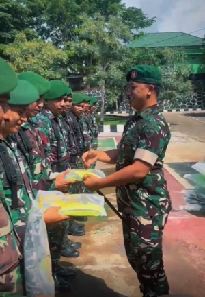 Dandim 1627/Rote Letkol Kav Kurnia Santiadi Wicaksono Pimpin Apel Siaga dan Bagikan Rompi TNI AD