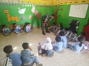 Babinsa Koramil 1628-01/Taliwang Dampingi Program Makan Bergizi Gratis di TK 1 Taliwang