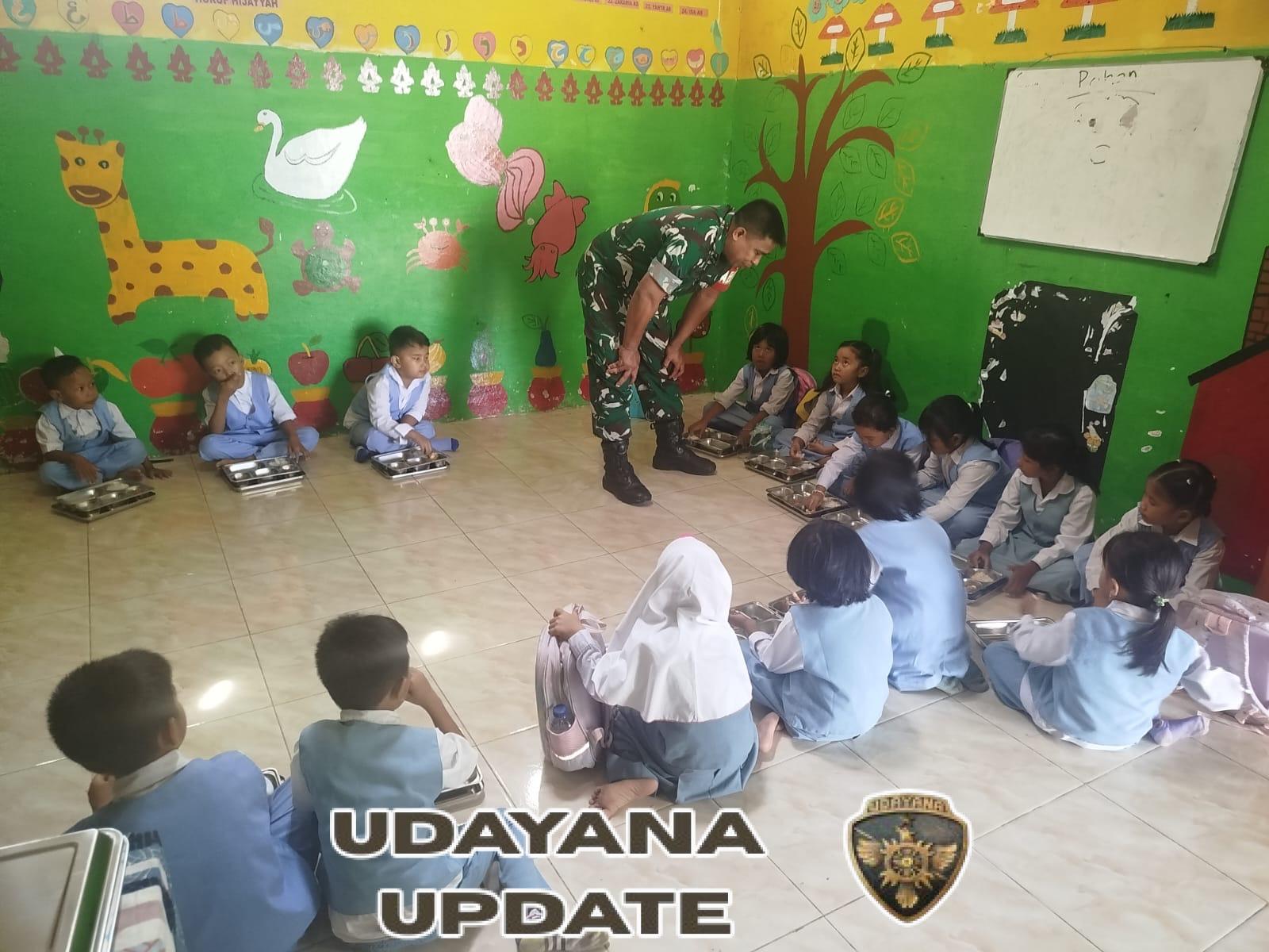Babinsa Koramil 1628-01/Taliwang Dampingi Program Makan Bergizi Gratis di TK 1 Taliwang