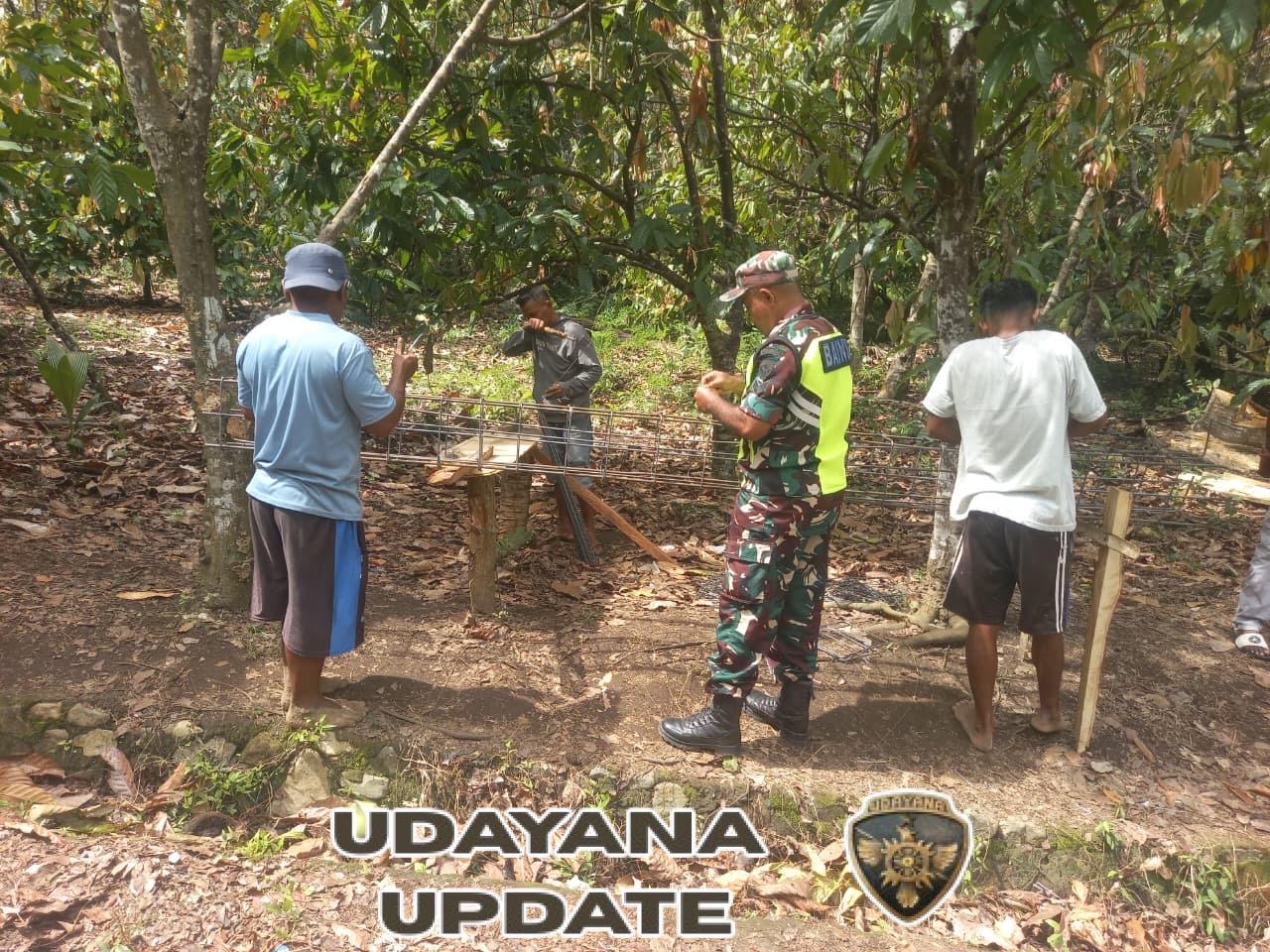 Babinsa Koramil 1602-01/Ende Gelar Karya Bakti Bantu Pembangunan Rumah Warga