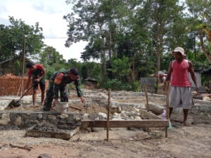 Babinsa Tunjukkan Kepedulian Nyata, Turun Tangan Bantu Warga Bangun Rumah di Desa Ponu