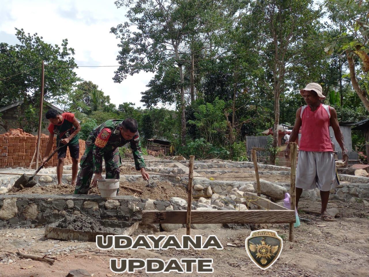 Babinsa Tunjukkan Kepedulian Nyata, Turun Tangan Bantu Warga Bangun Rumah di Desa Ponu