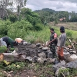 Babinsa Walakaka Bantu Pengerjaan Pondasi Dapur MBG di Desa Sodana