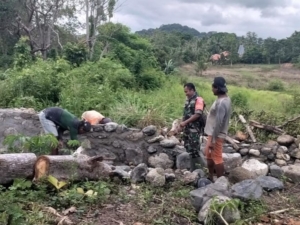 Babinsa Walakaka Bantu Pengerjaan Pondasi Dapur MBG di Desa Sodana