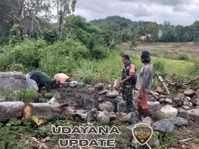 Babinsa Walakaka Bantu Pengerjaan Pondasi Dapur MBG di Desa Sodana