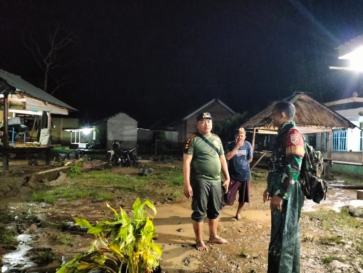 Hujan Deras Picu Banjir, Babinsa Turun Langsung