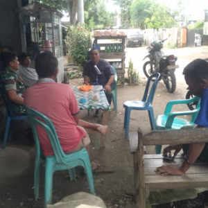 Babinsa Desa Desaloka Pererat Silaturahmi Melalui Komsos Bersama Warga