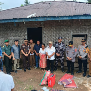 Pasi Ops Kodim 1630/Mabar Dampingi Bupati Tinjau Dampak Bencana Angin Kencang di Watu Nggelek