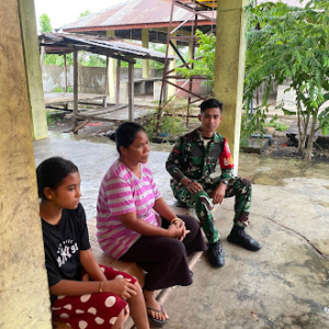 Babinsa Kewapante Imbau Warga Waiara Tingkatkan Keamanan dan Kesehatan di Musim Hujan