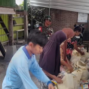 Dukung Kesehatan Warga, Babinsa Koramil Seteluk Kawal Program MBG