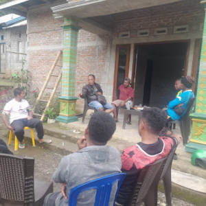 Perkuat Kamtibmas, Babinsa Ende Aktif Komsos Bersama Warga Raburia