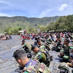 Minggu Kasih di Wuyuneri, Satgas Yonif 743/PSY dan Massyarakat Beribadah Bersama