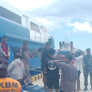 Piket Koramil 1627-01/Ba’a Pantau Kedatangan dan Keberangkatan Kapal Expres Bahari 8E