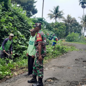 Komsos Babinsa di Dusun Garuda Dilanjutkan Kerja Bakti Bahu Jalan