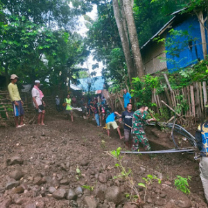 Koramil 1614/Hu’u Bersama Warga Gotong Royong Perbaiki Irigasi Rusak Pascabanjir