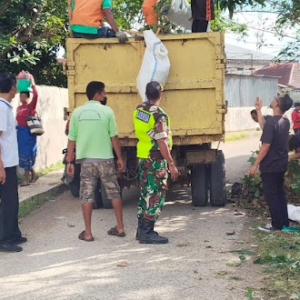 Sertu Dusan Ajak Warga Kelurahan Maliti Jaga Kebersihan Lingkungan