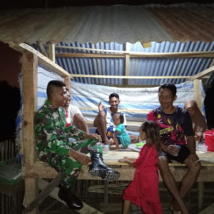 Patroli Malam Babinsa di Desa Sawe, Antisipasi Dampak Curah Hujan Tinggi