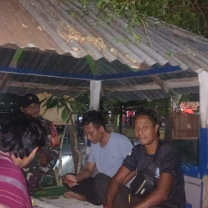 Ronda Malam Babinsa di Dusun Reformasi Tekankan Keamanan dan Kebersamaan