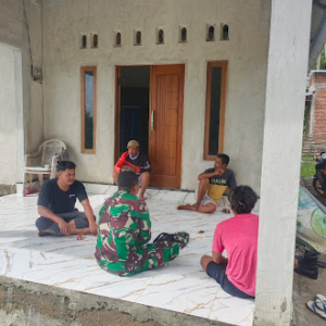 Babinsa Koramil 1628-04/Poto Tano Laksanakan Komsos dan Monitoring Wilayah Desa Mantar