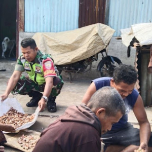 Perkuat Kamtibmas, Babinsa Hadir Langsung di Tengah Masyarakat Desa Wolosambi