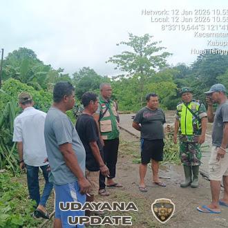 Perkuat Kamtibmas, Babinsa Bersama Aparat Desa Tinjau Jalan Terputus dan Genangan Air