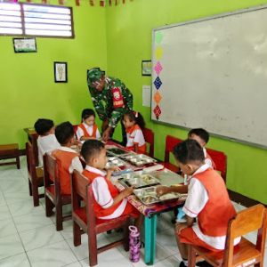 Babinsa Koramil 1624-03/Lewoleba Kawal Program Makanan Bergizi Gratis di Sekolah