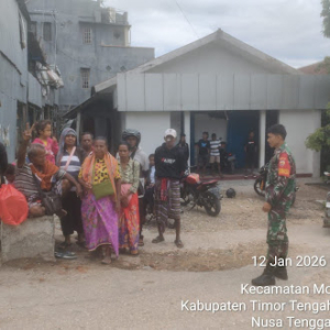 Babinsa Koramil Mollo Utara Gelar Patroli Pasar, Warga Diimbau Jaga Kamtibmas dan Kebersihan.