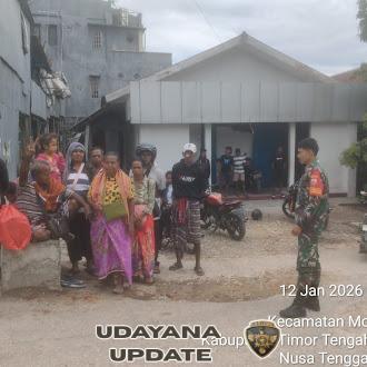 Babinsa Koramil Mollo Utara Gelar Patroli Pasar, Warga Diimbau Jaga Kamtibmas dan Kebersihan.