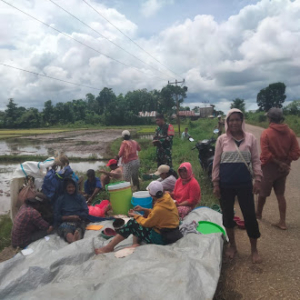 Dukung Hanpangan, Babinsa Temui Warga Usai Tanam Padi