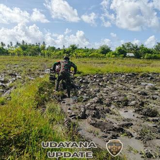 Wujud Kepedulian TNI, Babinsa Karera Turun Langsung Bantu Petani Olah Sawah