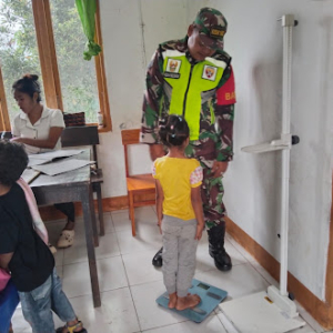 Dukung Kesehatan Balita, Babinsa Serka Wagimin Hadir di Posyandu Desa Niowula