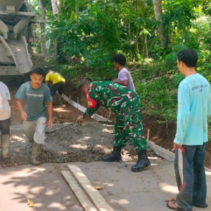 Kebersamaan Babinsa Genggelang Wujudkan Jalan Desa Layak