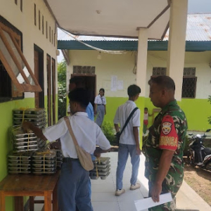 Babinsa Koramil 1627-02/Rote Timur Dampingi Pemberian Makanan Bergizi Gratis untuk 3.002 Siswa