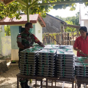 Babinsa Koramil 1627-01/Ba’a Kawal Program Makan Bergizi Gratis untuk Ribuan Siswa di Lobalain