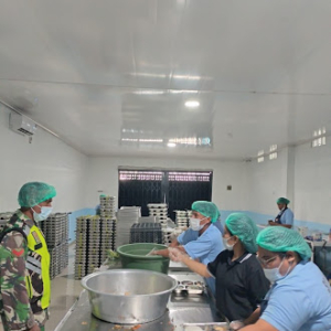 Babinsa Koramil 1627-02/Pantai Baru Dampingi Pemberian Makan Sehat Bergizi untuk 3.093 Siswa