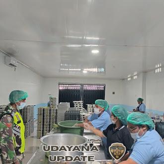 Babinsa Koramil 1627-02/Pantai Baru Dampingi Pemberian Makan Sehat Bergizi untuk 3.093 Siswa