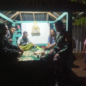 Cegah Pergaulan Bebas, Babinsa Dorotangga Sambangi Ronda Malam Pemuda