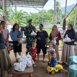 Dukung Peningkatan Gizi Masyarakat, Babinsa Dampingi MBG di Posyandu Tiang Enam