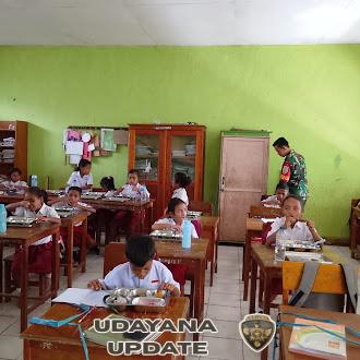 Babinsa Lewoleba Pastikan Distribusi MBG Tepat Sasaran