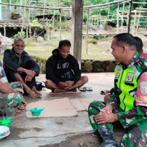 Jaga Kamtibmas Wilayah, Babinsa Detusoko Laksanakan Pamwil di Dusun Ekoleta