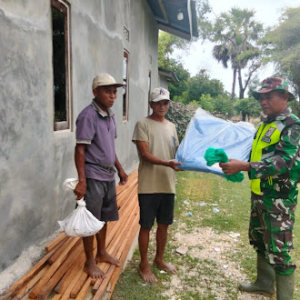 Babinsa Pantau Penerimaan Material Pembangunan KDKMP di Desa Fatelilo