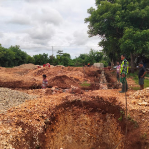 Babinsa Lobalain Pantau Pendistribusian Material dan Pembesian KDKMP Desa Lekunik