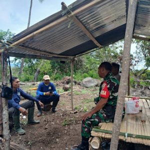 Pererat Kemanunggalan TNI-Rakyat, Babinsa Serka Hilarius Lela Dampingi Warga Desa Tenda