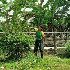 TNI dan Pelajar Bersenda Gurau dalam Karya Bakti Pos Motamasin